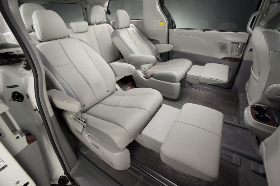  Toyota Sienna SE 2010 года  (фото 18 из 50)